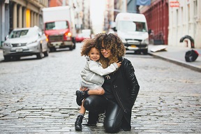 Le geste qui sauve la vie de la maman d’une petite fille qui a contacté les pompiers