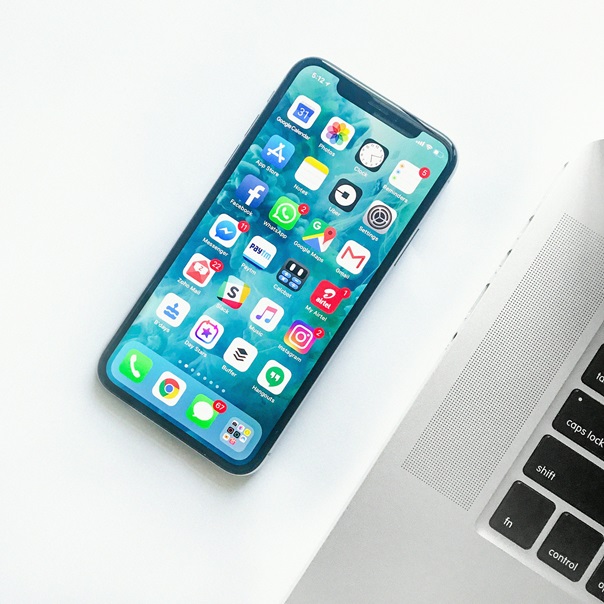 La face cachée du techno-capitalisme : une réflexion critique sur notre dépendance à la technologie